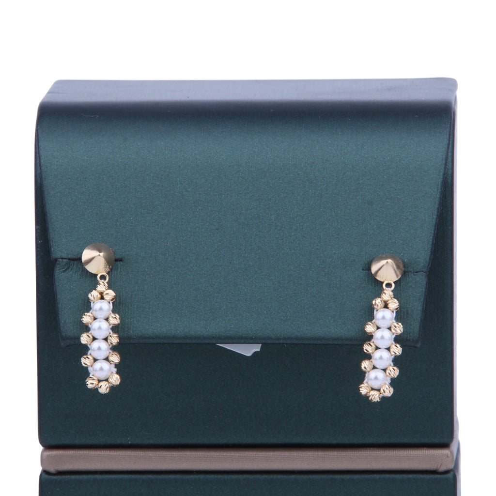 أقراط ذهبية بلمسات لؤلؤية راقية