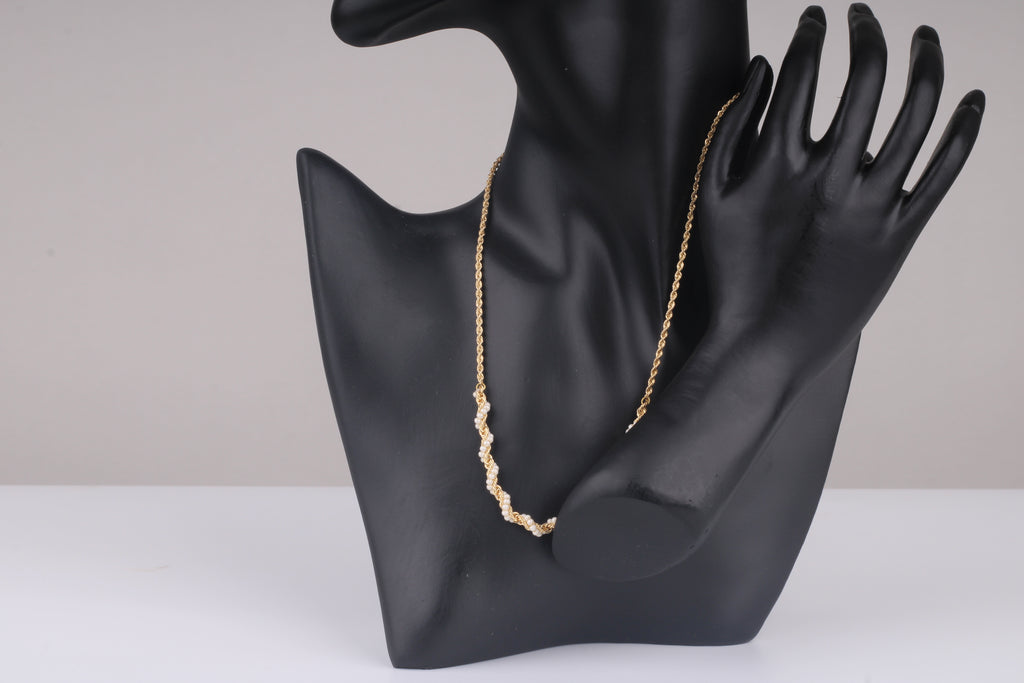 عقد ذهب مجدول باللؤلؤ