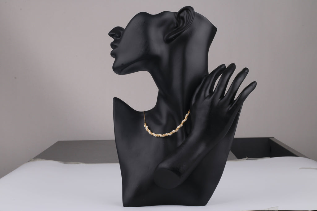 عقد خيط الذهب واللؤلؤ