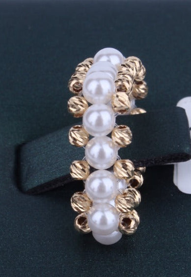 خاتم ذهبي بعقد من اللؤلؤ الأنيق